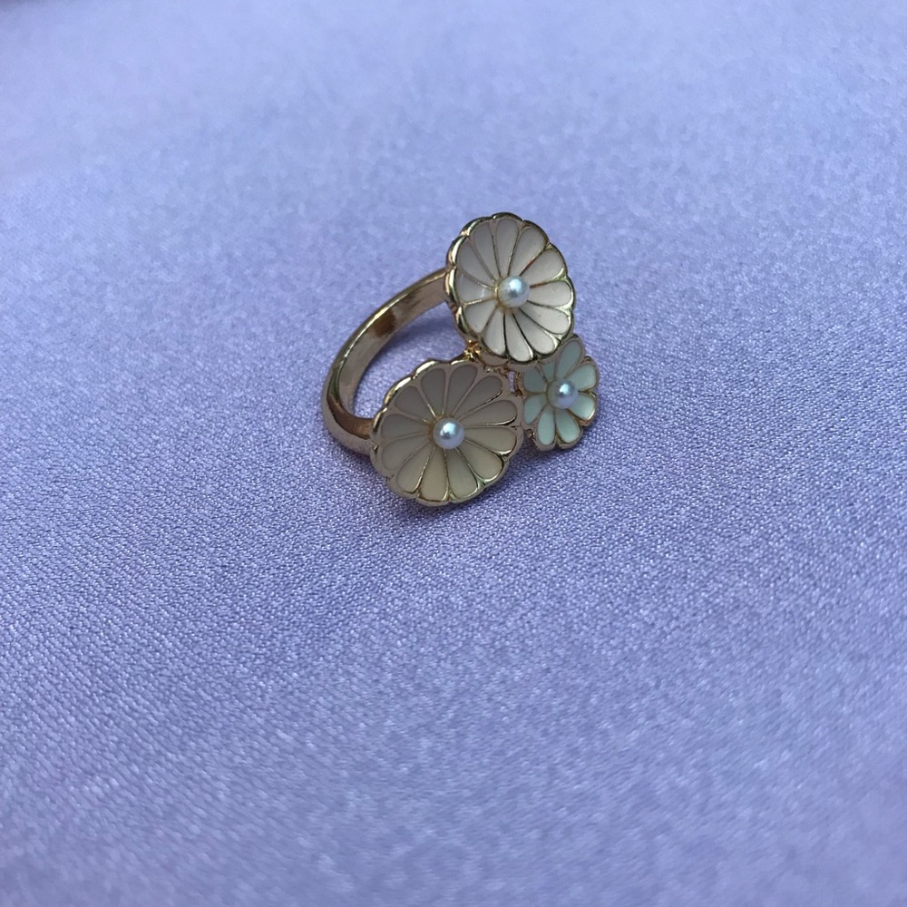 •SALE•Lauren Conrad Goldtone Pearl Flower Ring